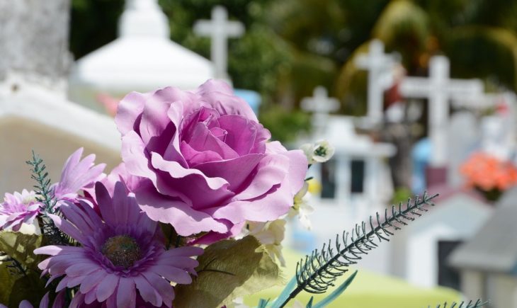Comment choisir les fleurs de deuil pierre tombale 